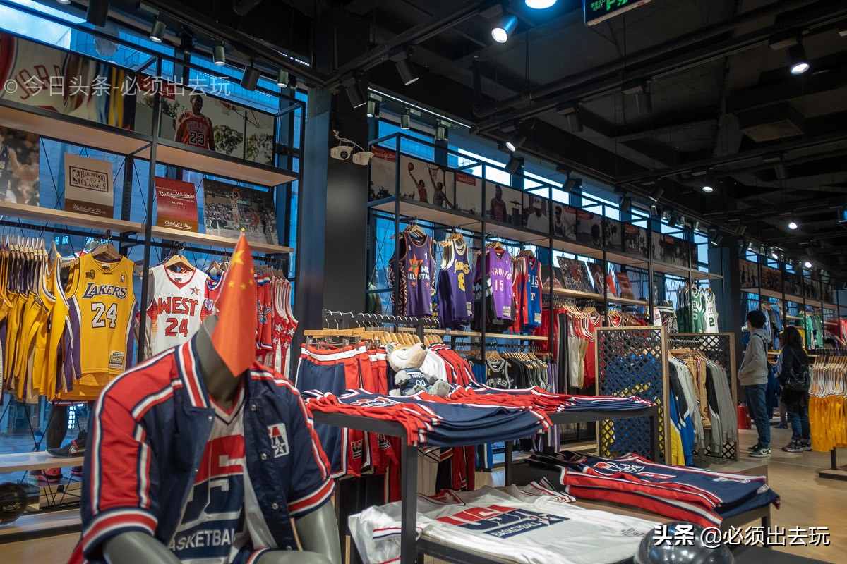 nba旗舰店都有哪些(探访nba北京旗舰店，店内除姚明的11号，其余火箭队周边都撤出)