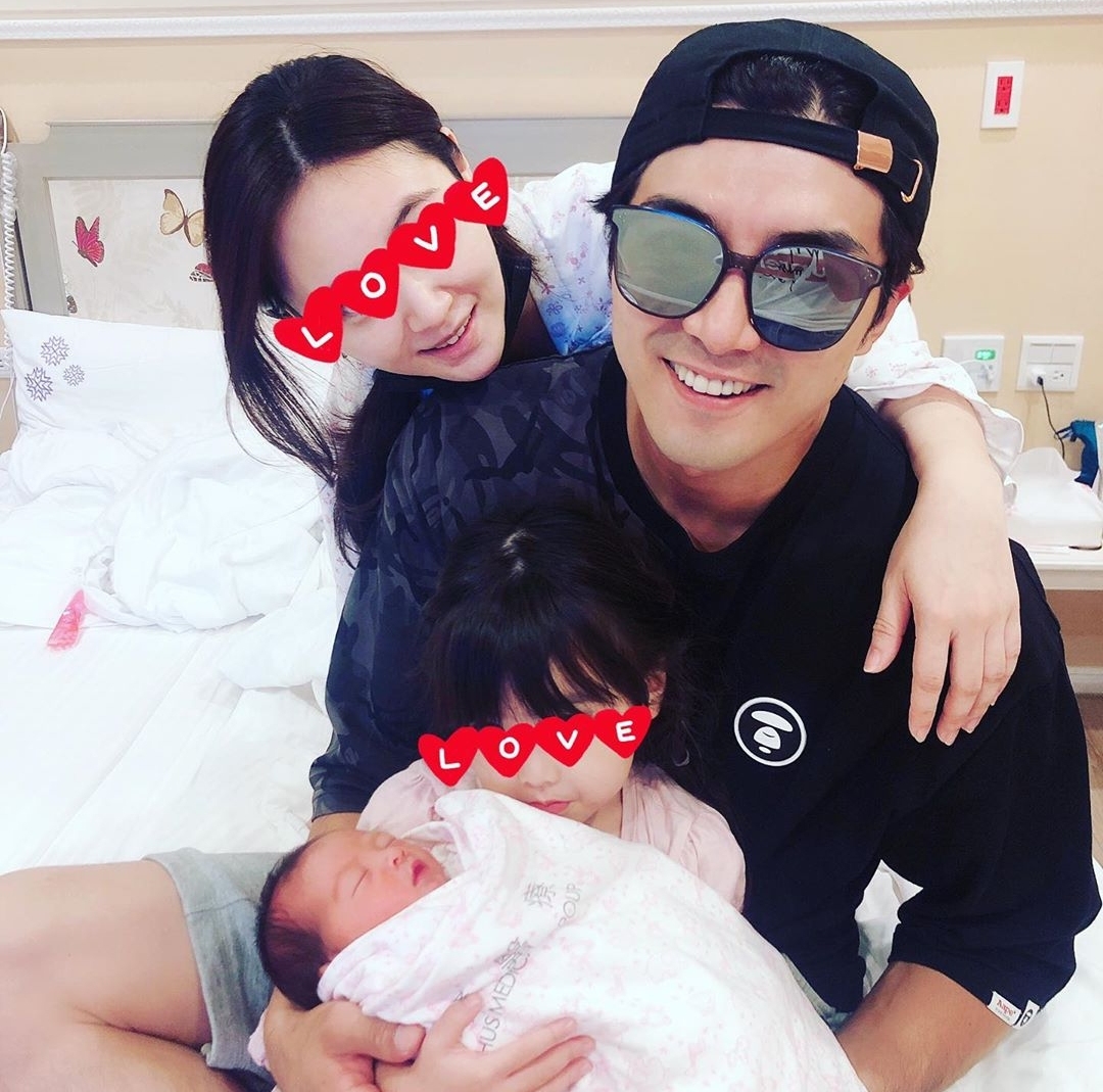 贺军翔七夕官宣二胎得女，在妻子孕期与女性友人牵手拥抱却获理解