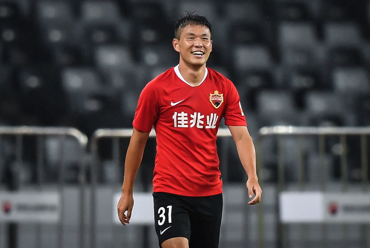 中午12点!中国足球传来喜讯:中超未来之星有望留洋,国足成大赢家