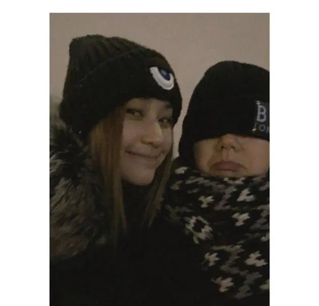 He Chaolian is celebrated to Deng violet chess unripe, low-key defend filial piety to wear white clothing, 2 rooms 4 rooms are high-key however a clique is right