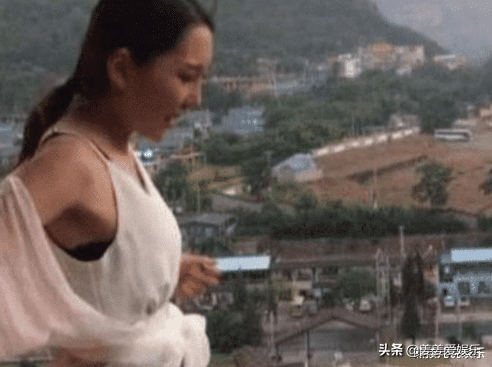 “蹦极女子”在网上火了，要跳时衣袖一直往下