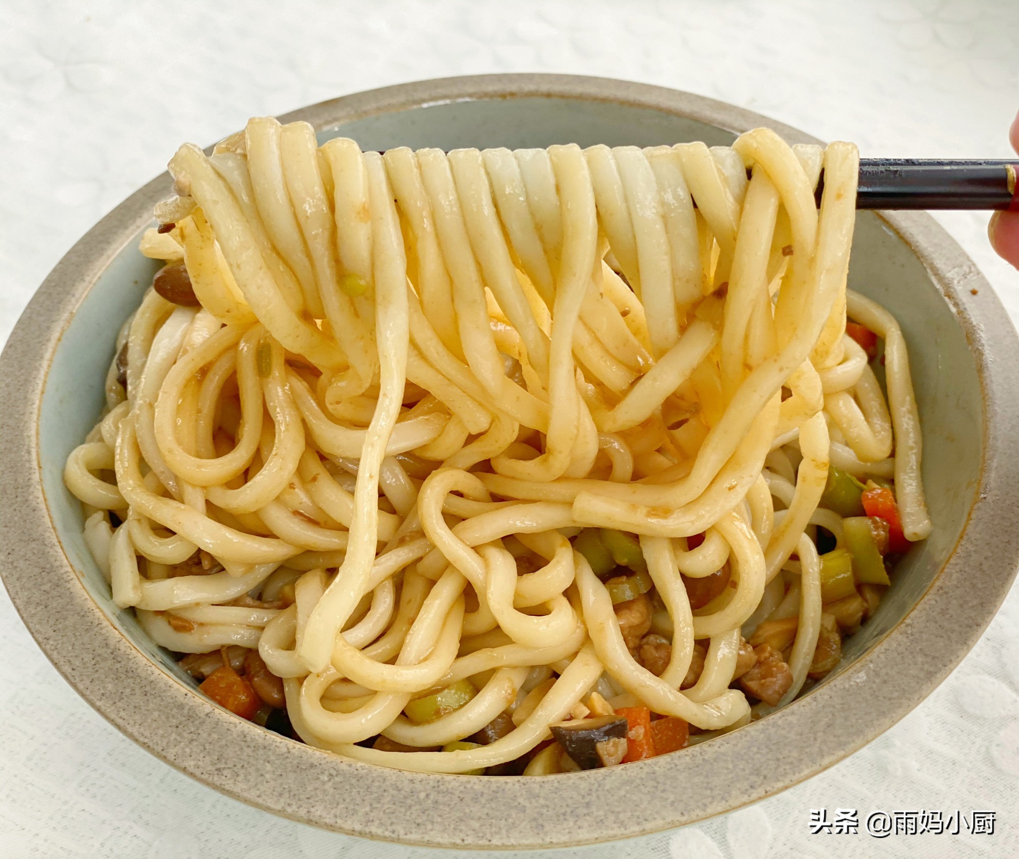 打滷麵怎麼做才好吃？ 分享一道打鹵的家常做法，醬香濃郁吃不膩