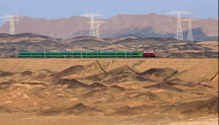 唐山市造“浩克”驶上新疆铁路