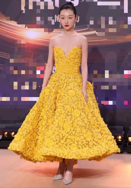 6位女星穿黄裙比美！佟丽娅秀美肩关晓彤腿超长，网友：约好的？