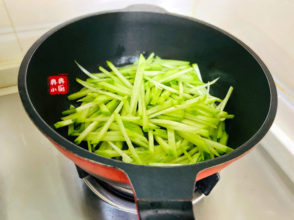 素炒佛手瓜，脆嫩爽口，营养丰富，好吃下饭