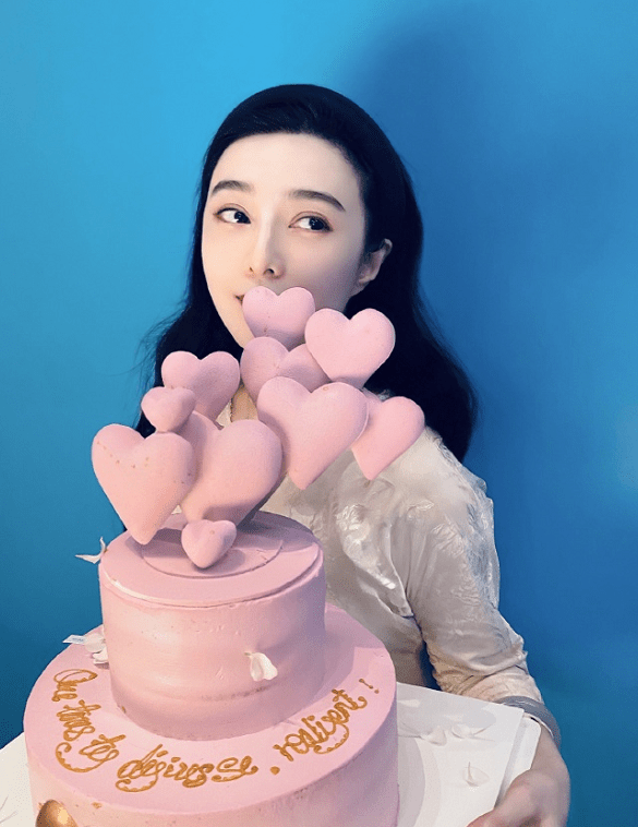范冰冰40岁生日会太惨淡！明星好友全缺席，她穿裸色长裙美得自信