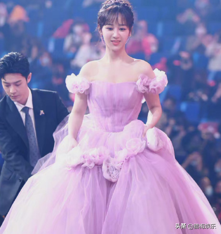 杨紫终于减肥成功，天鹅颈和直角肩都有了，路