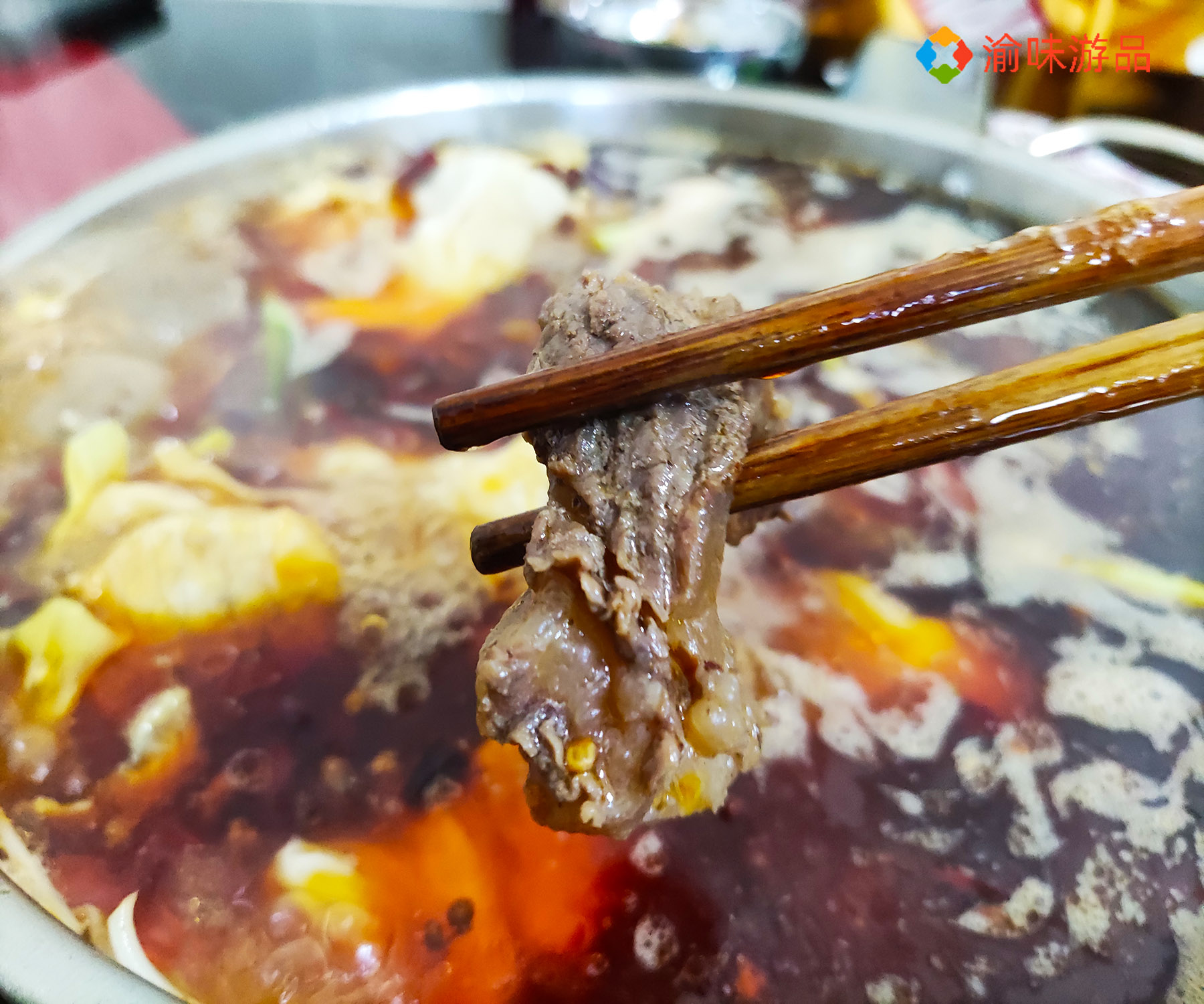 藏在重庆双碑老社区的牛肉火锅，水晶牛肉一绝，食客趋之若鹜