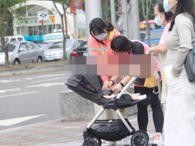 郭碧婷帶娃出行，倆保姆一保鏢護駕，向華強抱孫女溜滑梯童心未泯