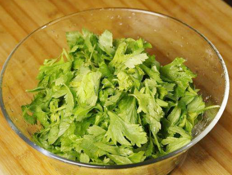 图片[2]-蒸芹菜叶子的做法步骤图 少油更健康-起舞食谱网