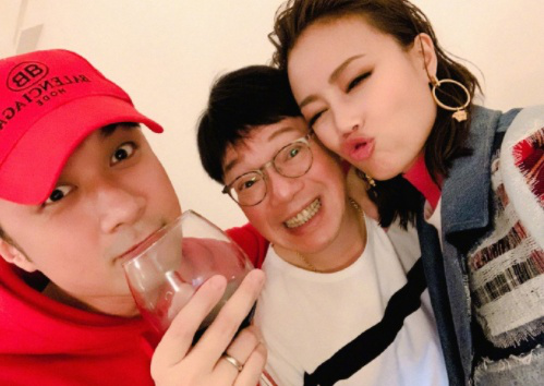 容祖儿晒合影，称古巨基是二十四孝爹地，为儿子健康一整年未出门