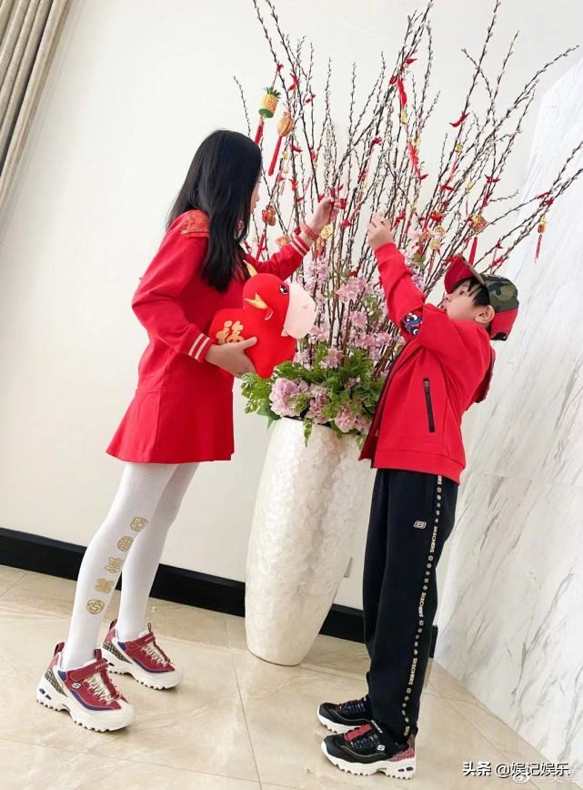 吳尊一家四口買春聯，林麗吟穿短褲破三胎傳聞，跟女兒同框似姐妹