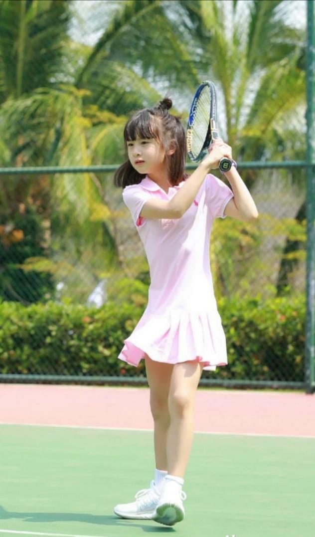 森碟罕見扎雙馬尾太俏皮，五官長開簡直田亮翻版，腿長優勢很明顯