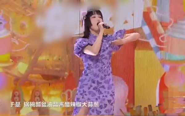To turn over of mango stage evening party? Professional singer Huang Ling is sung by doubt holiday, li Fei right not able to read aloud fluently still laugh