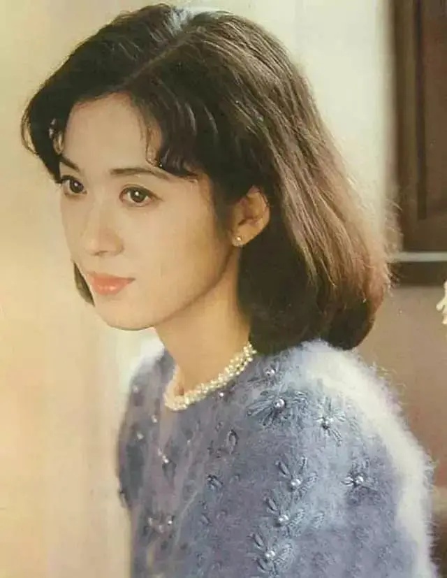 她不是传统美女，却因出众气质和洋气外表，成为80年代最美女演员