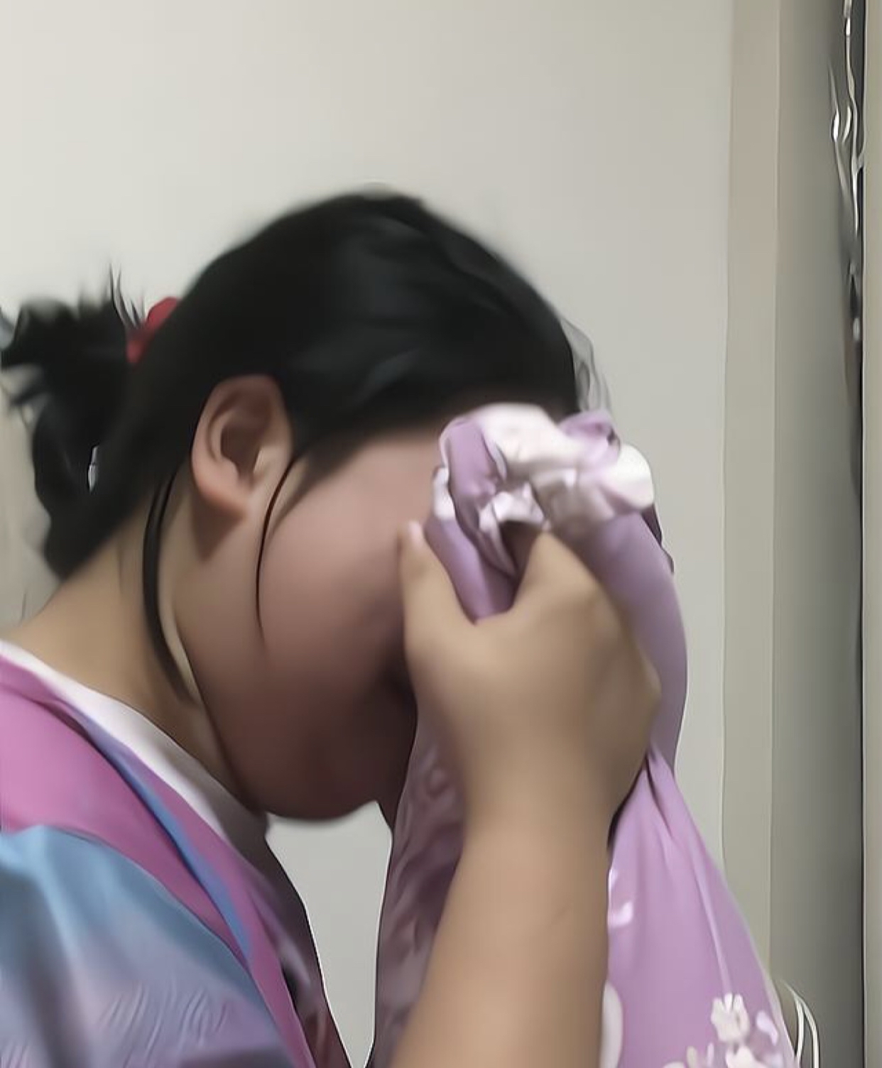 女孩记错开学日期，得知8月30日开学崩溃大哭，熬夜补作业至凌晨
