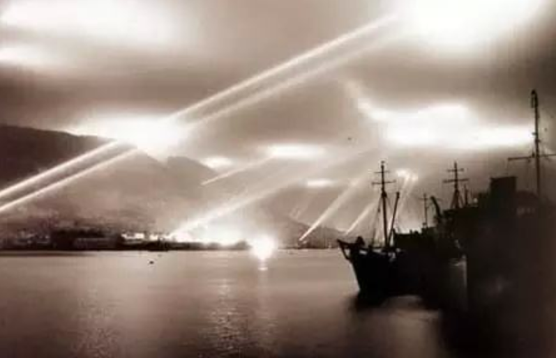 电视里的日军炮楼都装有探照灯，旧中国那么穷