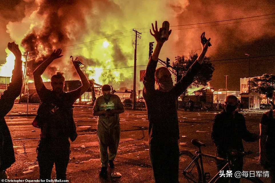 打砸抢烧乱成一锅粥，老美还四处秀肌肉！真的