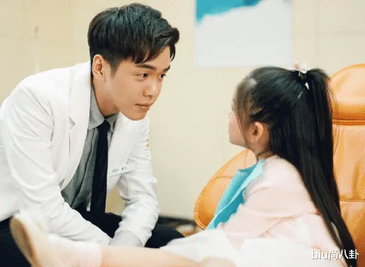 都说唐艺昕女儿的名字好听，倒过来念一遍后：