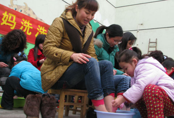 赵文卓为保姆“庆生”送奢华项链，3个孩子与保