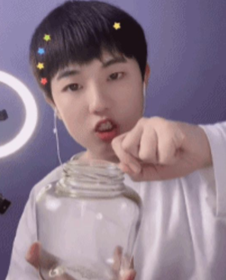 风小逸演绎硬汉版“吃个桃桃”，恶心程度再升级，网友：真不要脸