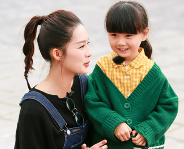 女大十八变！9岁的小山竹美得让人认不出，面对镜头表现力十足