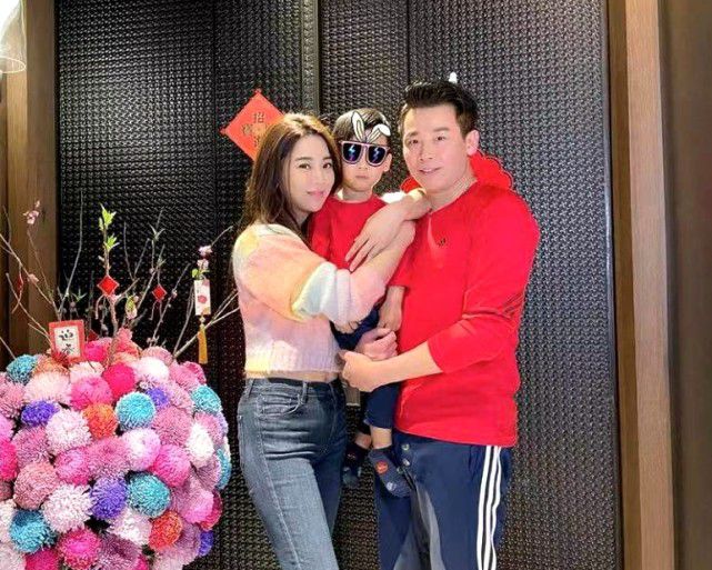 妻子晒全家福为陶喆庆生，夫妻相互表白，走过婚变危机后更恩爱