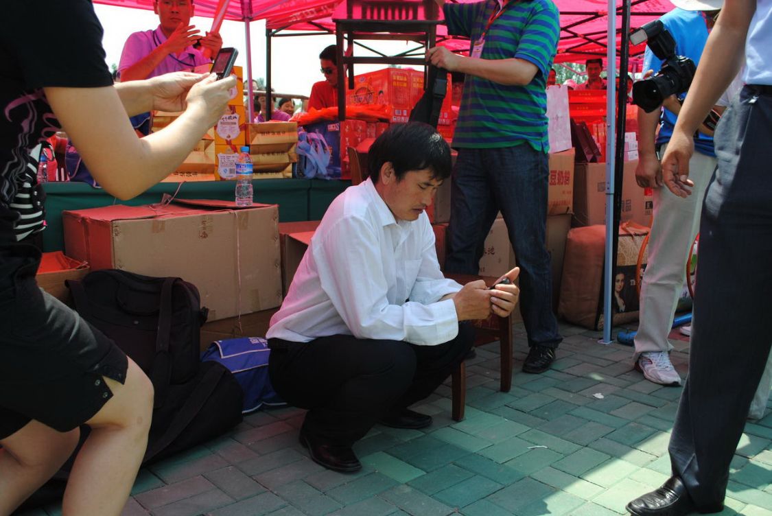 把儿媳陈亚男成功带出圈，又花300万海南买房，