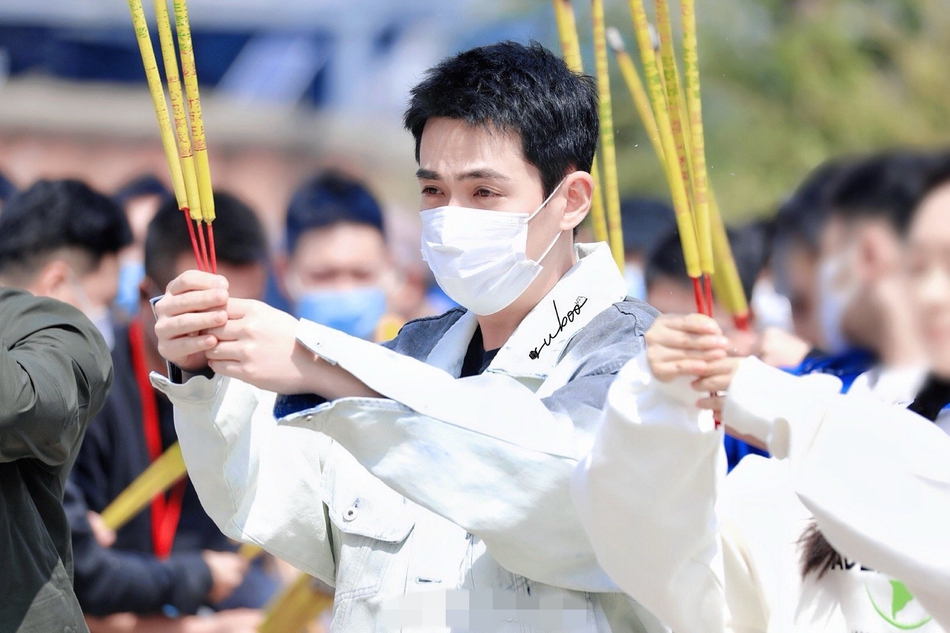 朱一龙《叛逆者》最新路透照片曝光，儒雅的气