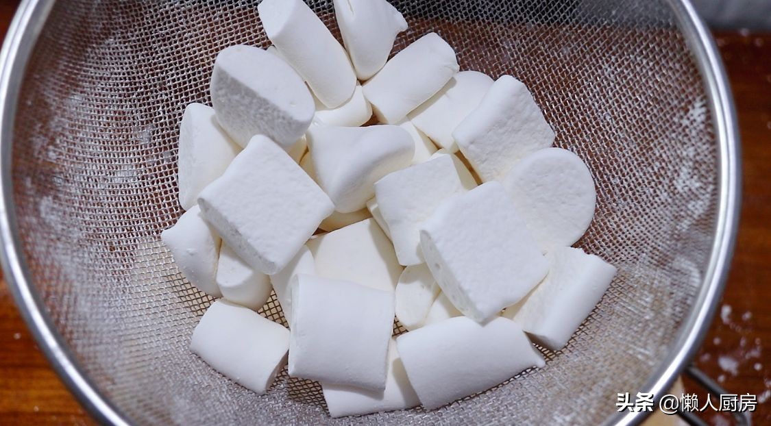 這是棉花糖的簡單做法，只需要4種食材，還可做雪花酥、牛軋糖