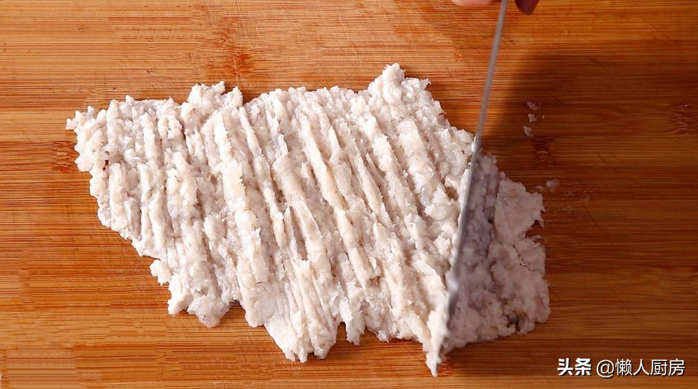 豆腐皮别只会烧汤，配上虾仁和莲藕，做成这道小吃，口感很丰富