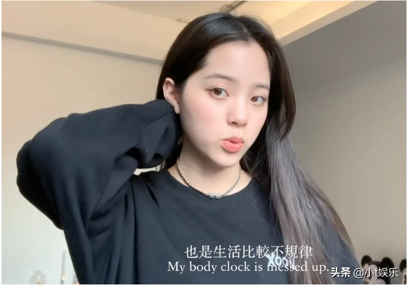 欧阳娜娜浴室拍vlog，当镜头扫到脏衣篓，才知女明星真实生活