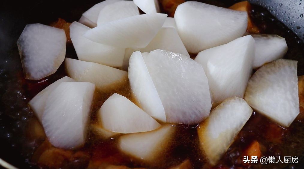 不用焯水，配上萝卜这样烧红烧肉，做红烧肉前多一步，肉不老不柴