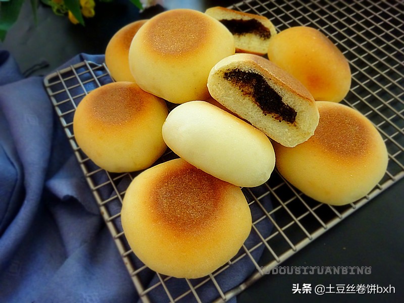 Black sesame stuffed bread is simple and time-saving to make with one shot, which is a favorite for the whole family