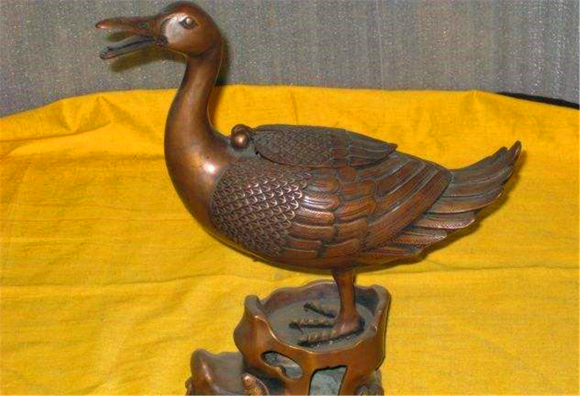 美女带“鸭子”鉴宝，自己估价100万，专家：你先站稳，我再报价