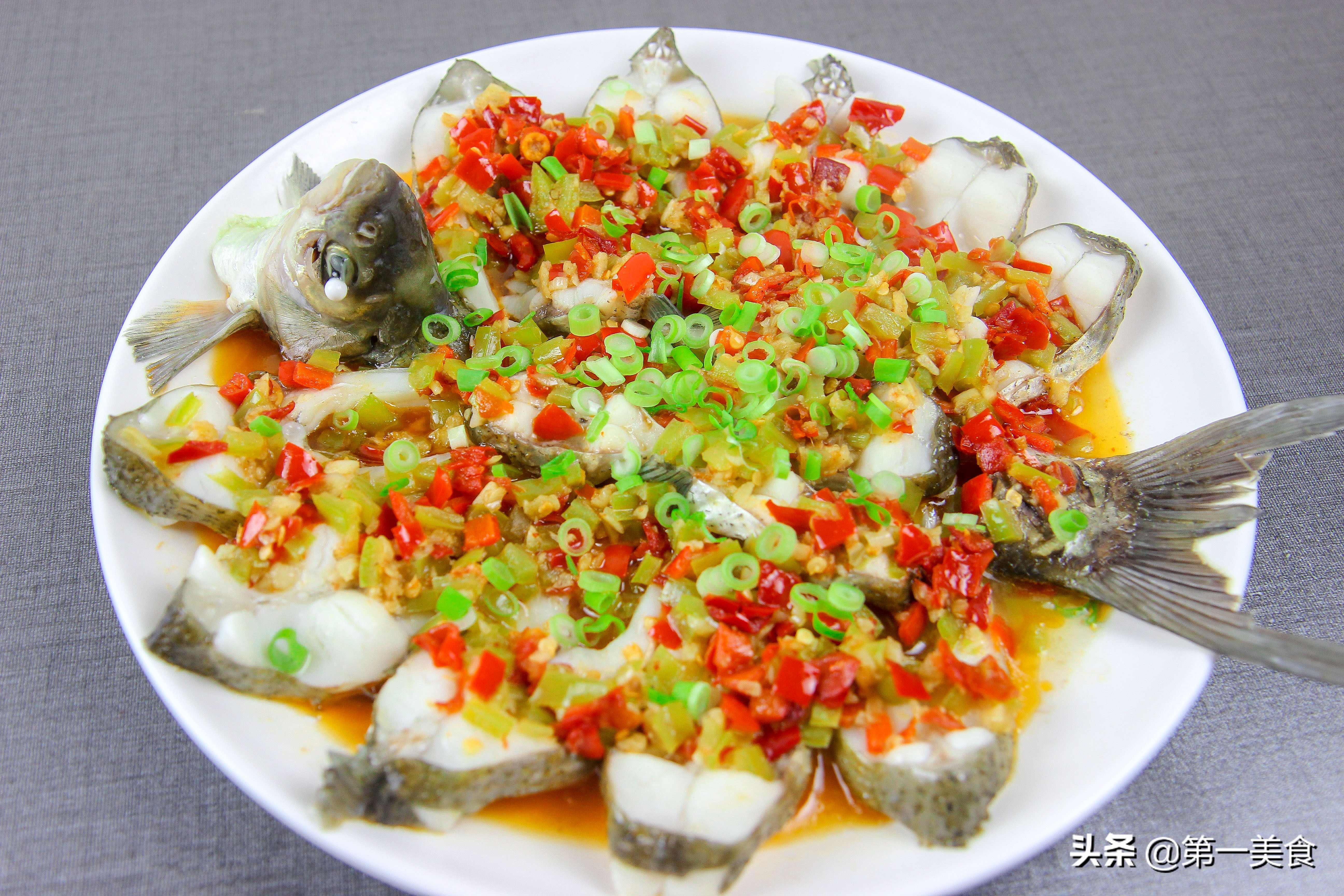 图片[13]-厨师长分享剁椒武昌鱼的做法口感细腻 香辣美味 又是一道待客菜-起舞食谱网