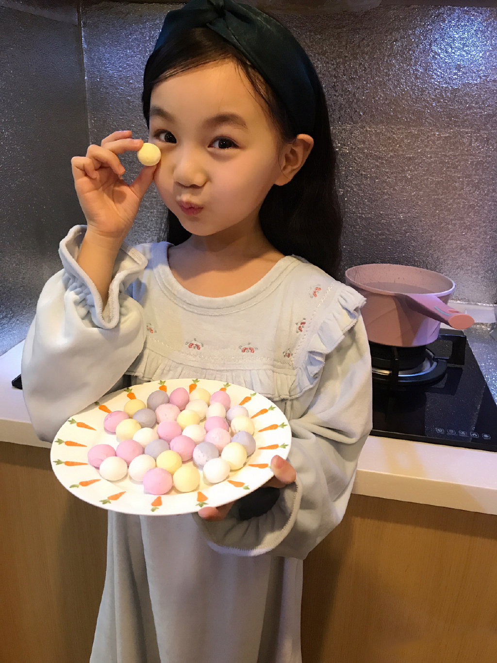 小山竹罕见晒生活照，7岁就会煮美食，快长成大女孩了