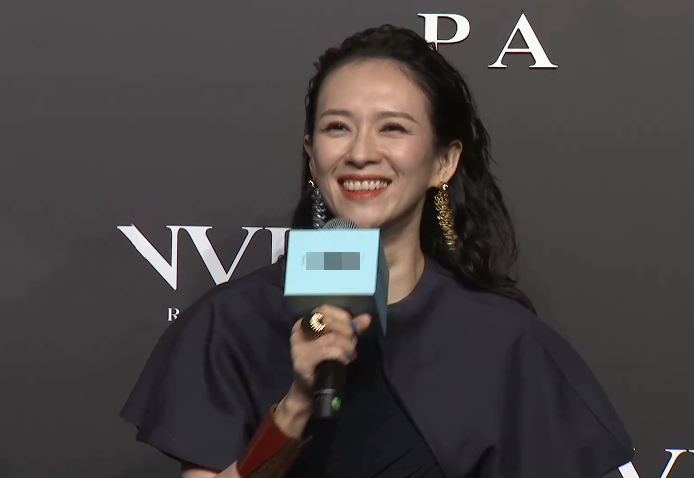 章子怡产后首秀裙装压轴，二胎妈妈细纹难掩，对比生图精修反差大