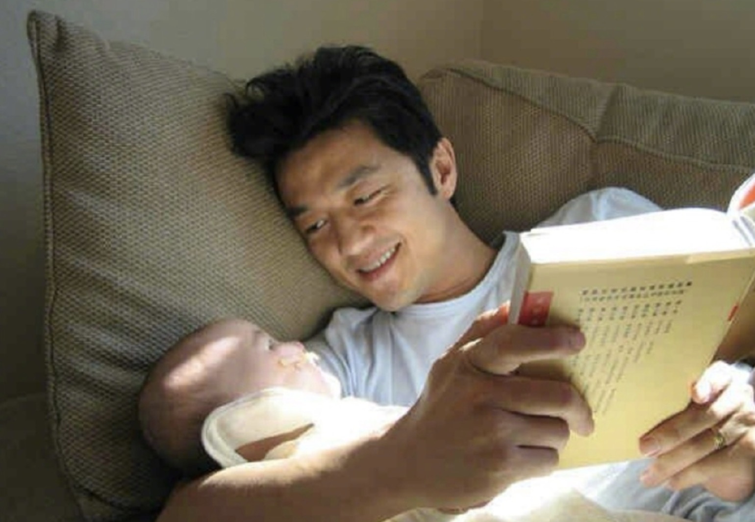 李亞鵬曬舊照，懷抱剛做完唇齶裂手術的嬰兒李嫣，四目相對超暖心