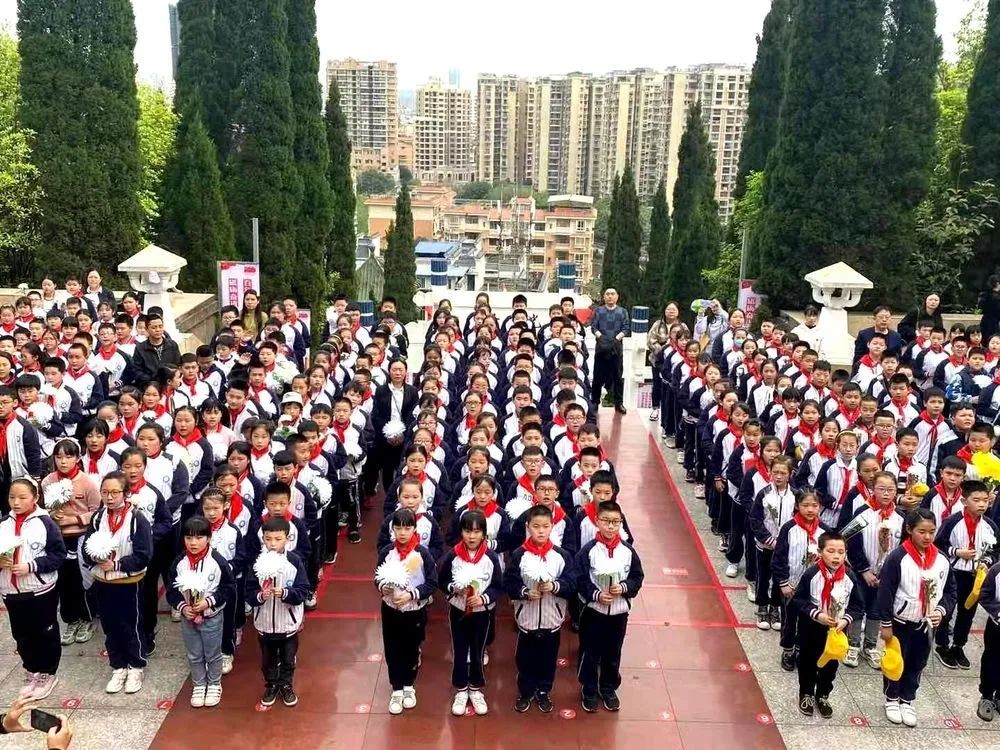 追寻先烈足迹 弘扬革命精神——南充市大北街小学开展清明祭扫活动