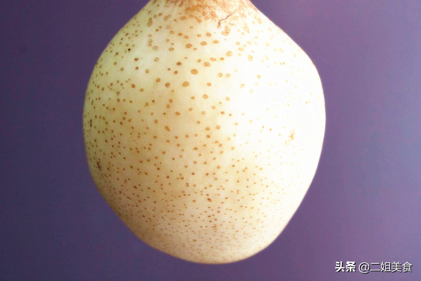 买秋梨就要选“母”的，核小多汁口感好，牢记这2点，一挑一个准