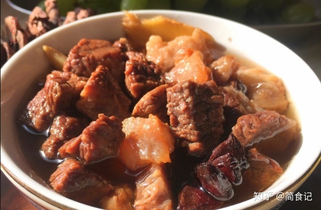 When stewing beef, if you want the beef to be soft and delicious, add one more to make it soft and delicious.