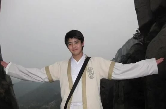 日本和服，韩国韩服，满人的旗袍都延续了下来