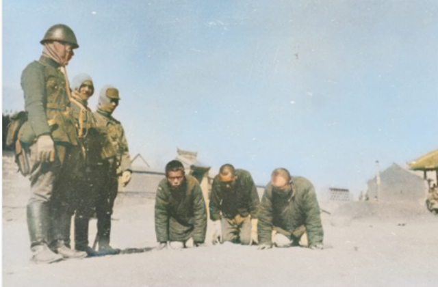 真实的鬼子进村是怎么样的?日军烧杀抢掠,电