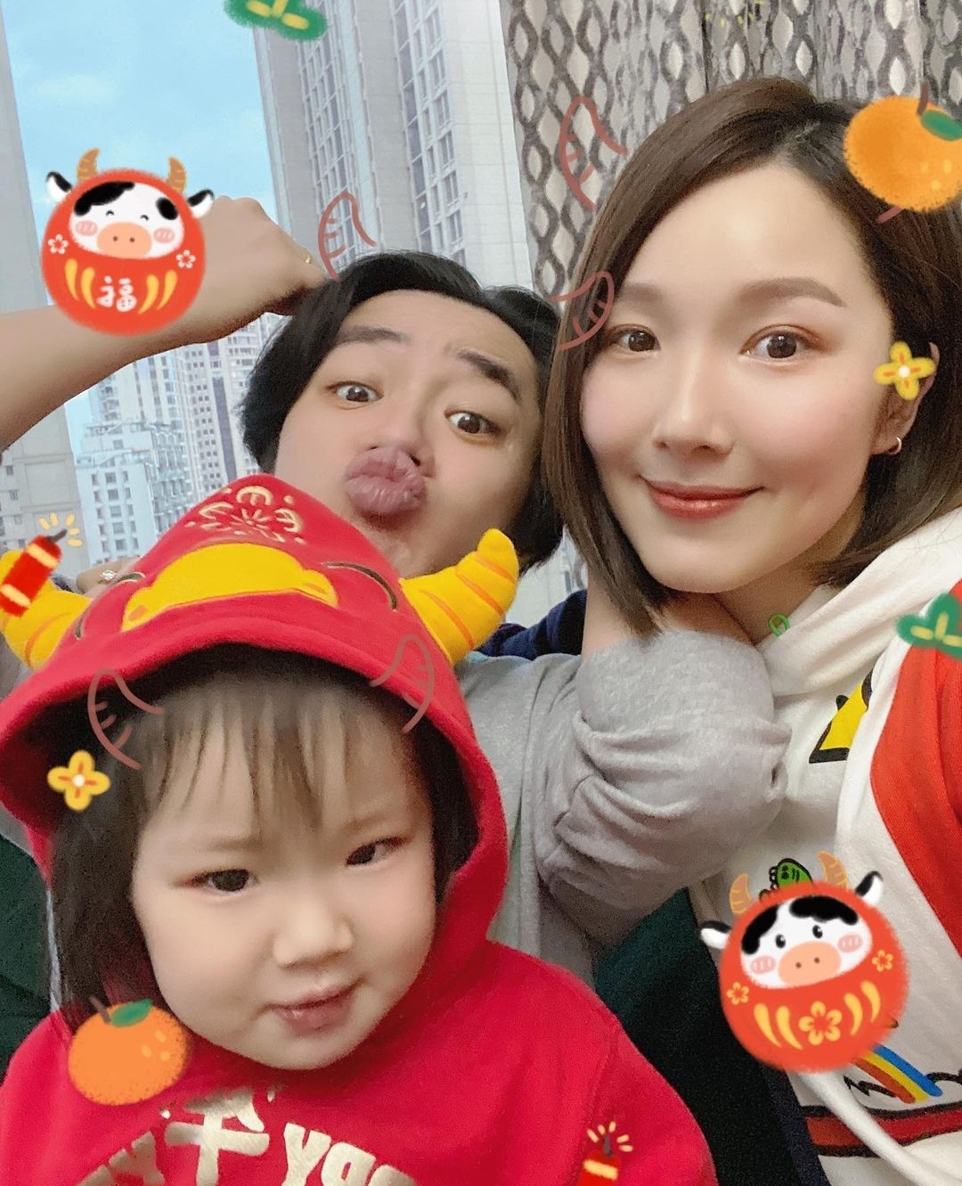 王祖藍曬兩個女兒問像誰，姐妹倆趴在床上顯呆萌，長相如復制粘貼