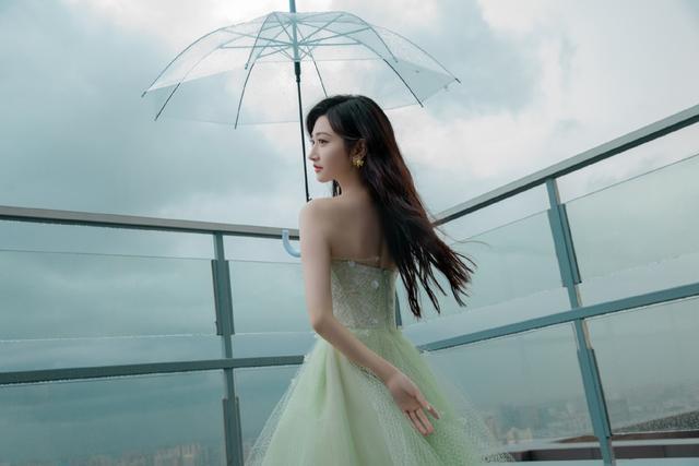 景甜不愧是“人间富贵花”，穿抹胸纱裙惊艳不输司藤，又美出圈了