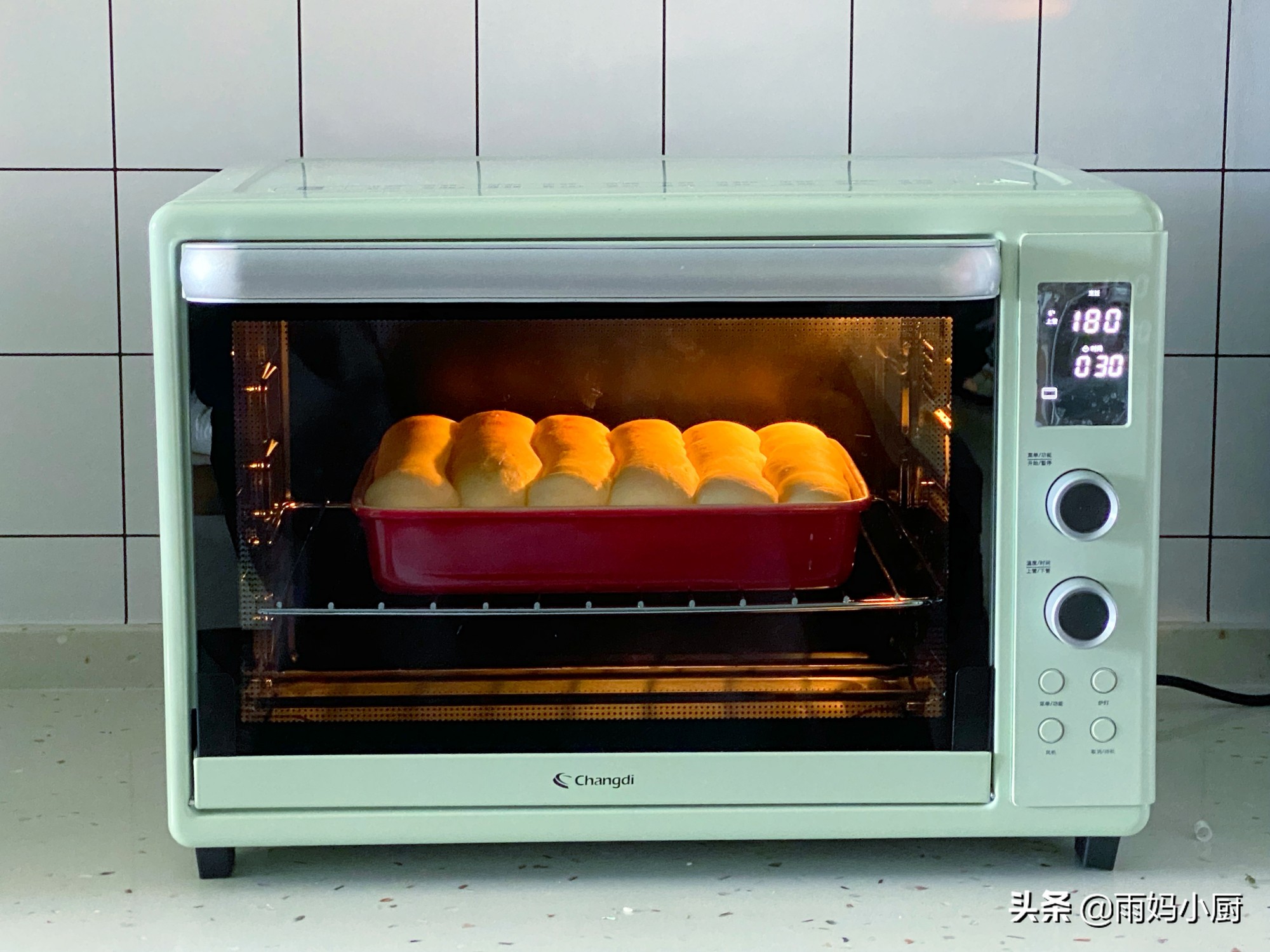 做过的面包里，最松软的就是奶排包，组织细腻又拉丝奶香味十足