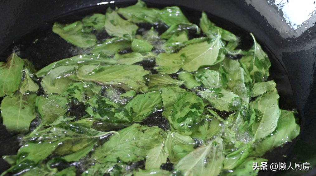 炸鸡裹面包糠不好吃，试试我这种做法，外酥里嫩，配九层塔吃着香