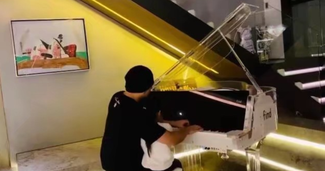 昆凌海滩度假笑容甜美，身材完全不像生过孩子，女儿打扮时髦