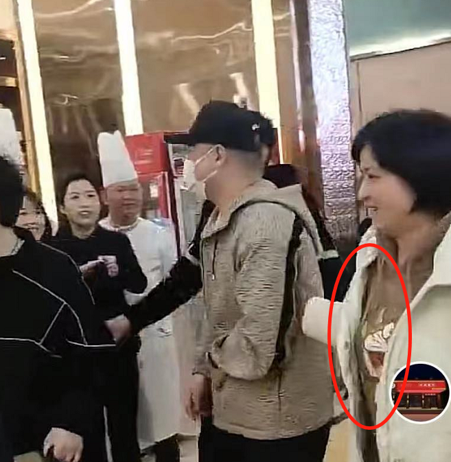岳云鹏老婆大胆“炫富”！一件上衣价格过万，近照腰围粗了一大圈